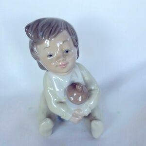 VINTAGE 1980’s Original Lladró Daisa NAO Porcelain Baby Holding Bottle Like New!